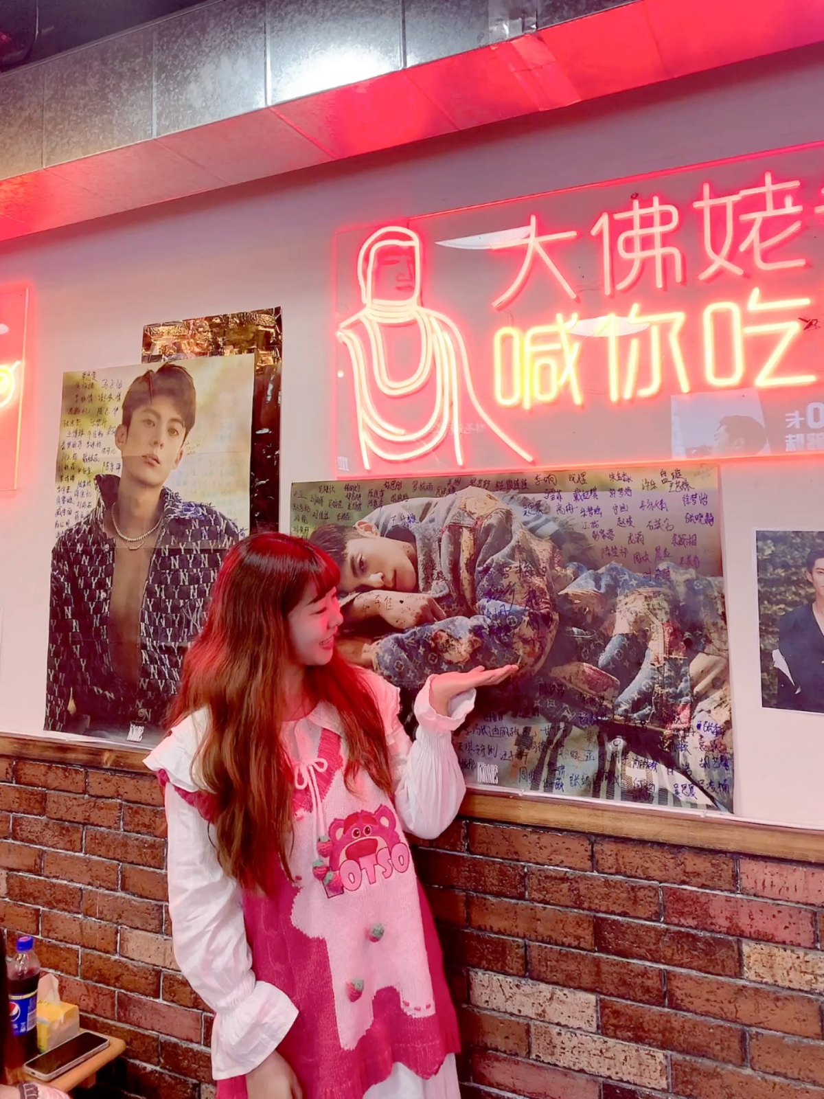 許多人搶著在王鶴棣在牆上寫真照上簽名留念。