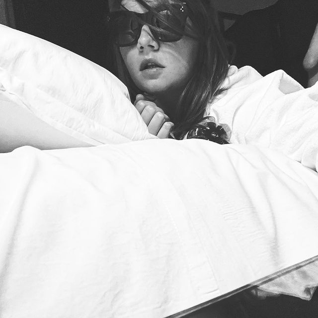 在第一次獲釋當天,安娜立即上傳一張墨鏡照宣告回歸