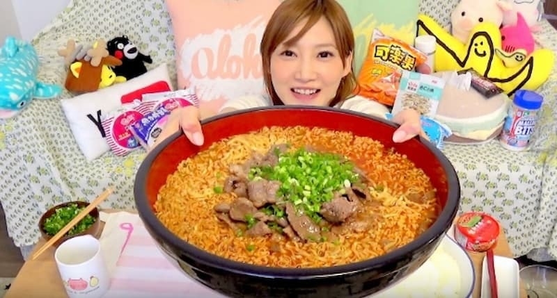 木下佑香狂嗑台灣泡麵