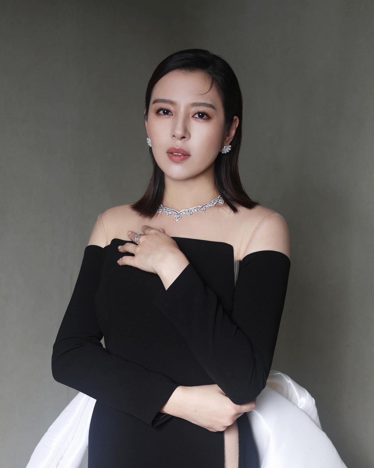 大尺度的紅毯戰袍品牌來自 Isabel Sanchis LinLi Boutique 林莉婚紗