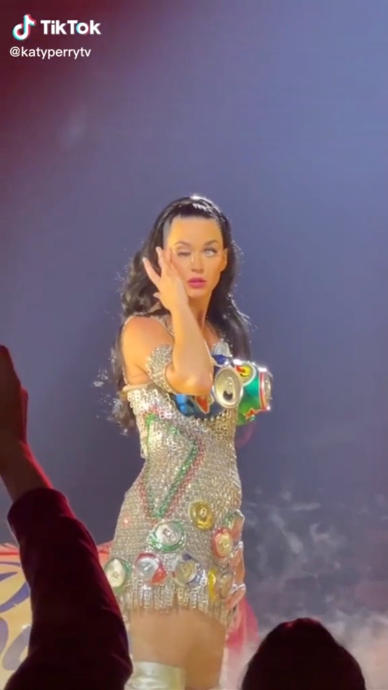 凱蒂佩芮疑似面癱震驚全網