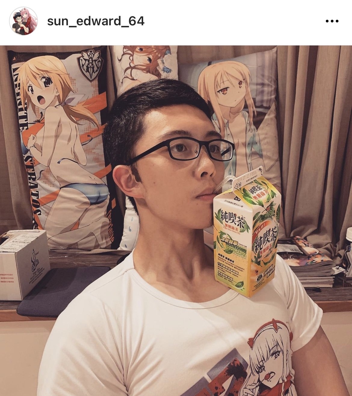 示範胸肌大到可以頂飲料