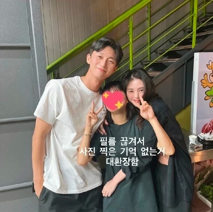 朴敘俊、韓韶禧與工作人員合照掀話題