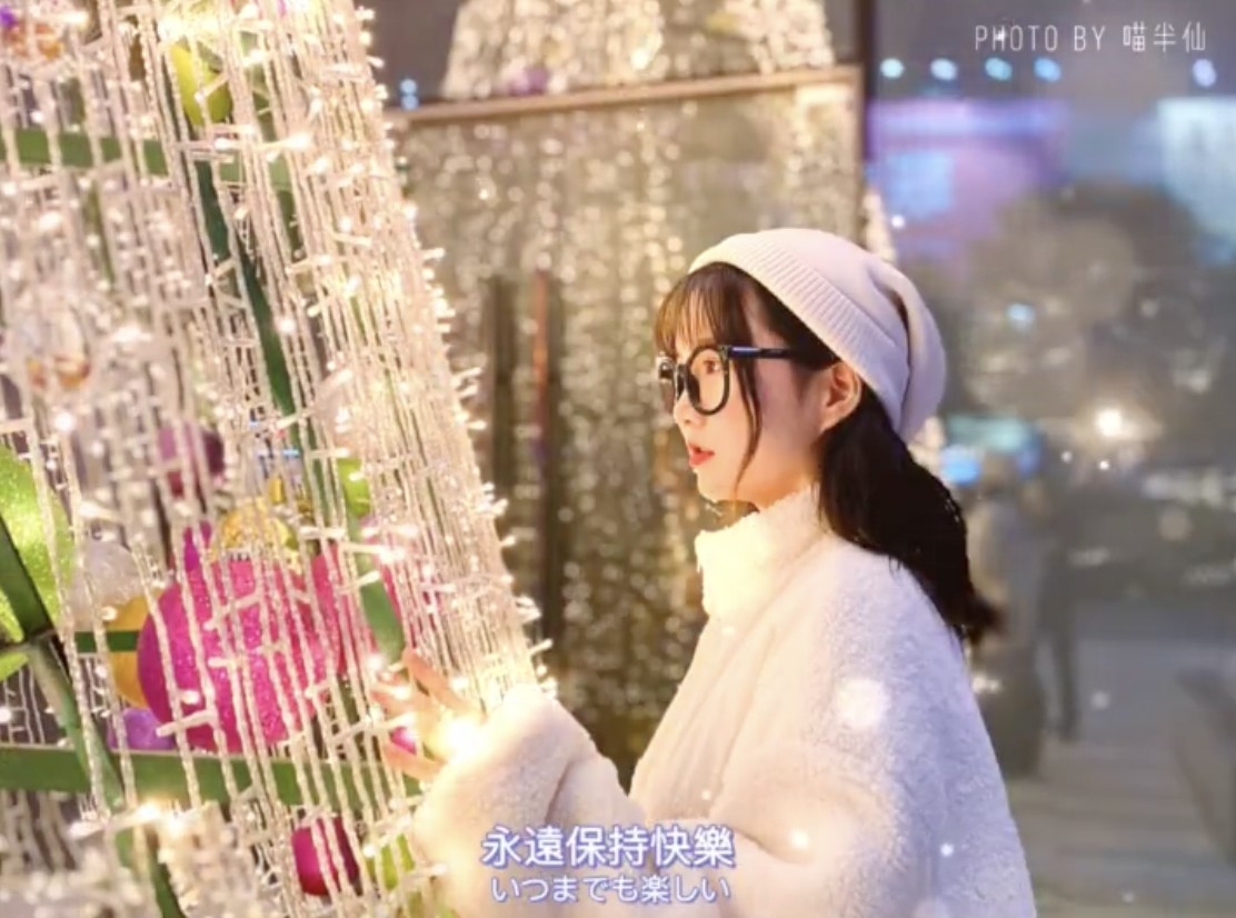 聖誕樹合照技巧1:打開「人像模式」透過虛景營造氛圍感