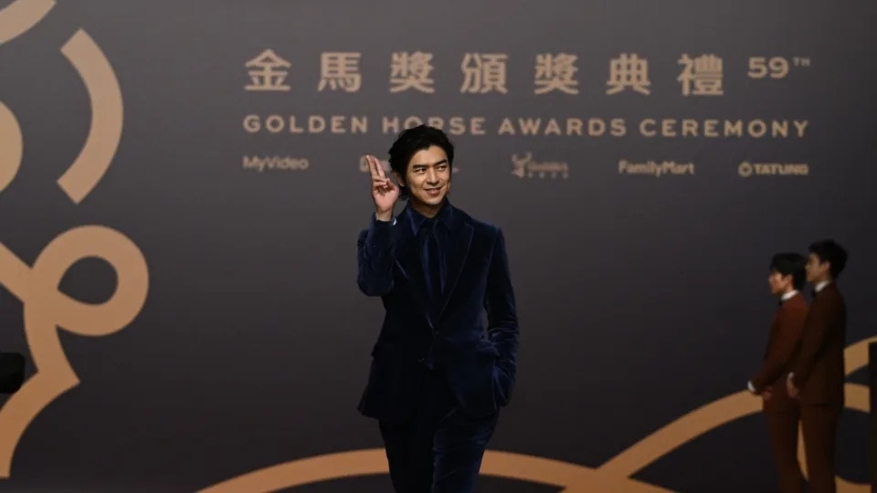 陳柏霖以一身寶藍色西裝登場