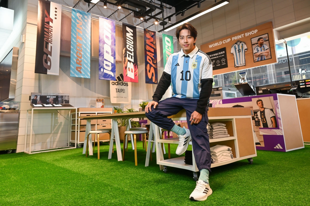 坤達身穿梅西球衣