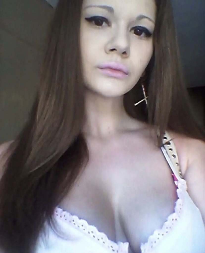 整形前的安潔莉雅