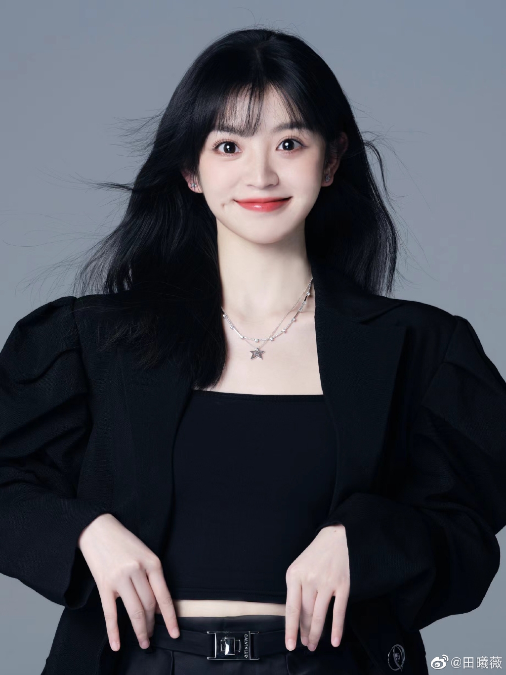 田曦薇眼睛水亮晶燦，笑起來好甜。