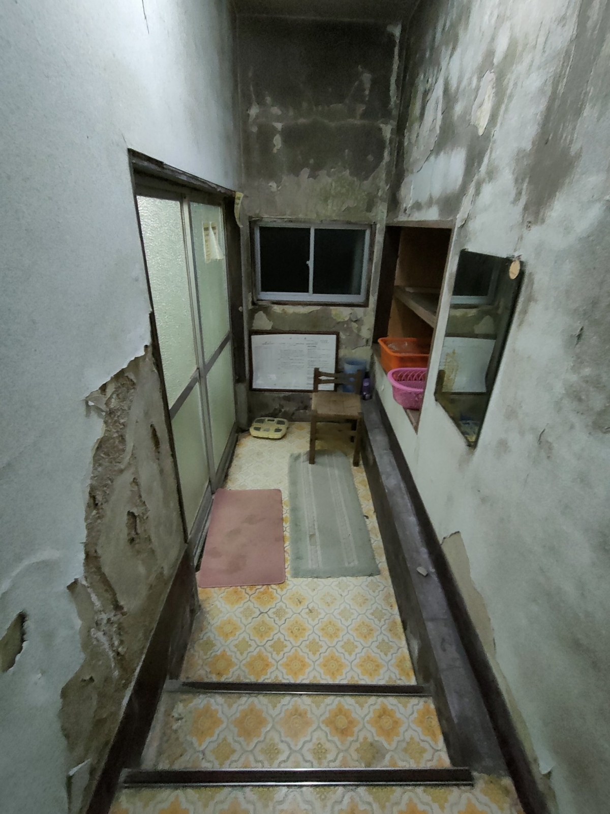 走廊都充滿壁癌跟脫落的壁紙