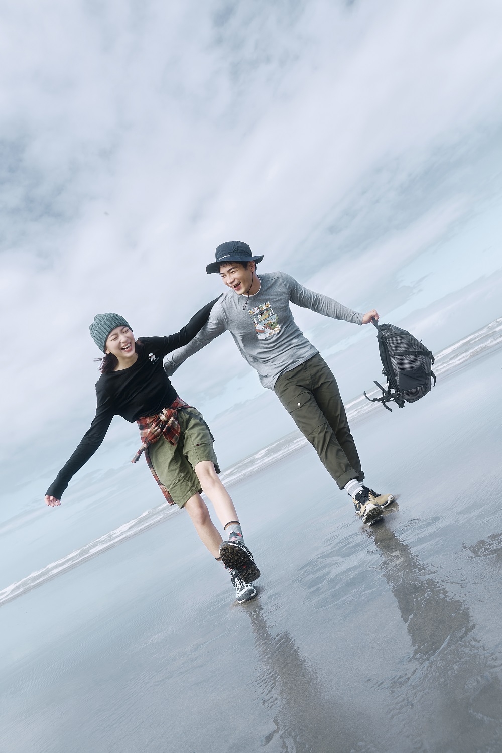 冬季聯名塗鴉Tee以療癒的山系手繪塗鴉搭配繽紛的自然色系,鼓勵人們勇敢探索戶外