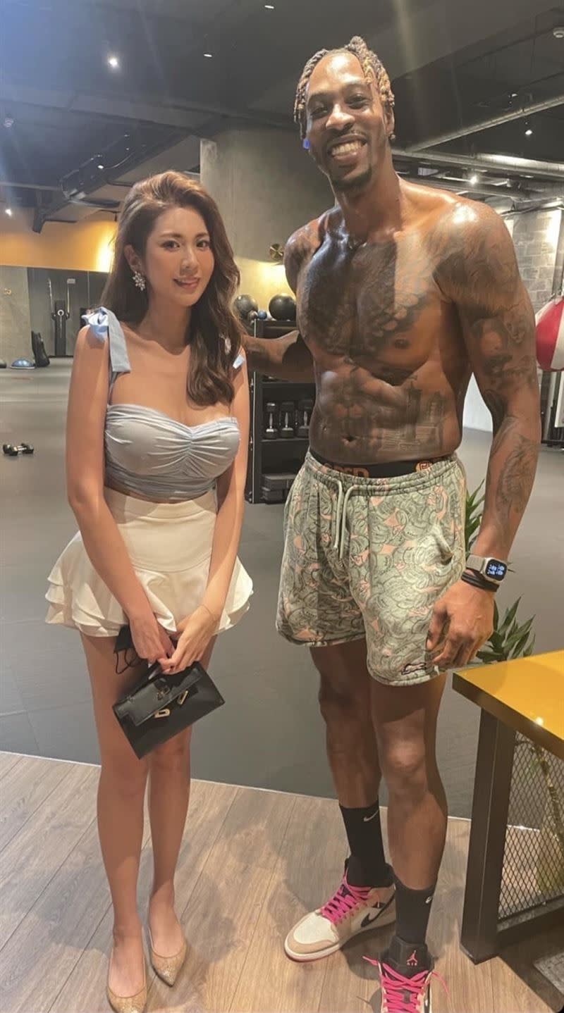 網美與魔獸合照