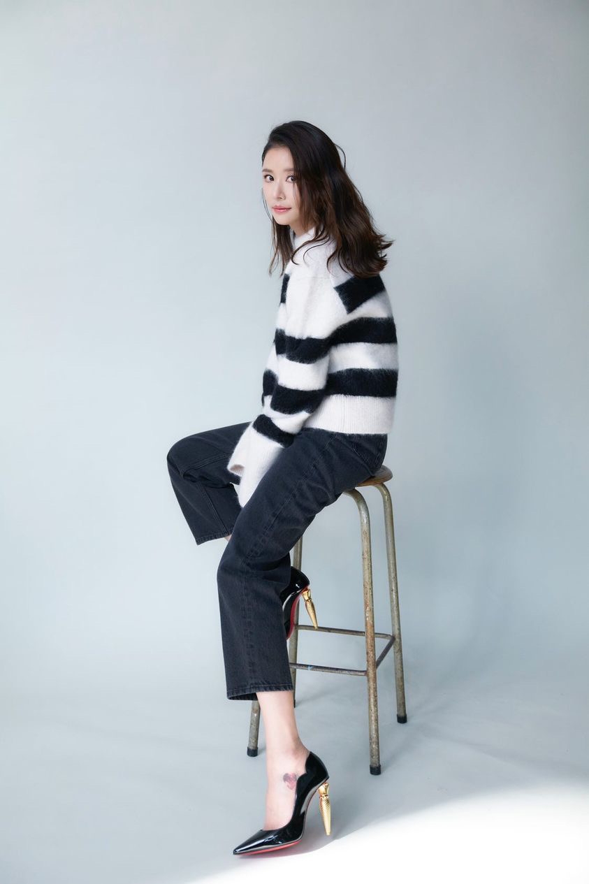 林心如以簡單的黑白條紋毛衣及黑色緊身褲搭配Lipchick Pump黑色漆皮高跟鞋,舉手投足間流露著都會知性風格