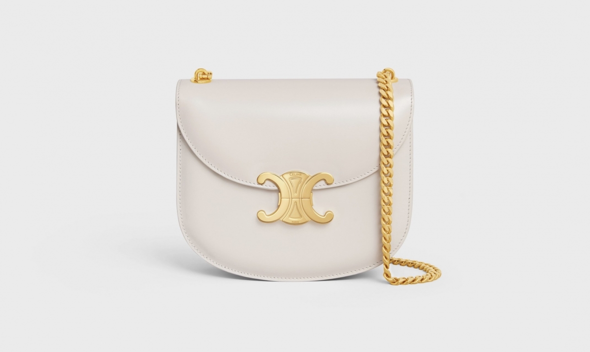 亮面小牛皮 TEEN CHAIN BESACE TRIOMPHE手袋米色，NT$ 135,000。