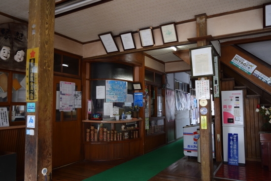 高友旅館Check in的櫃檯