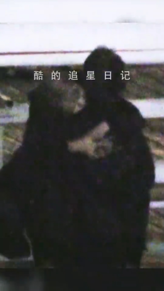 被拍到在河邊熱吻、約會畫面