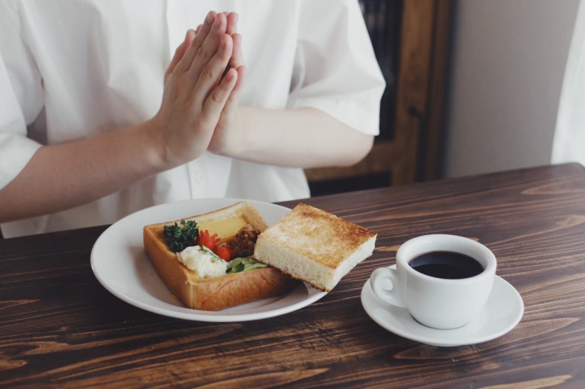 日本咖啡廳創意美食「厚片吐司挖空吃法」推特爆紅