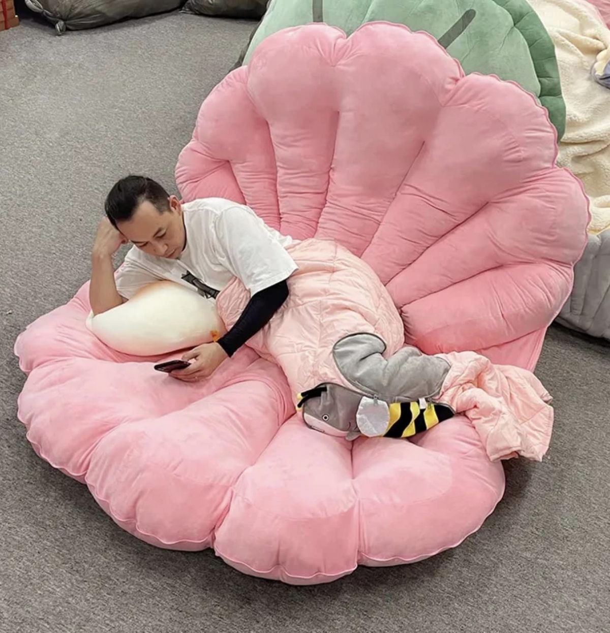 巨大粉紅蚌殼，躺在裡面可以化身小美人魚