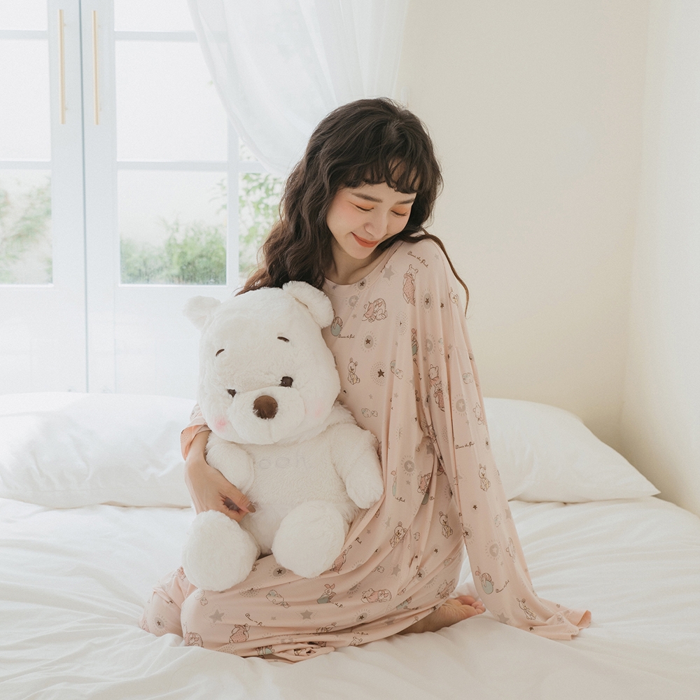 Grace Gift迪士尼小熊維尼款滿版插畫居家連身睡衣，NT$1,080