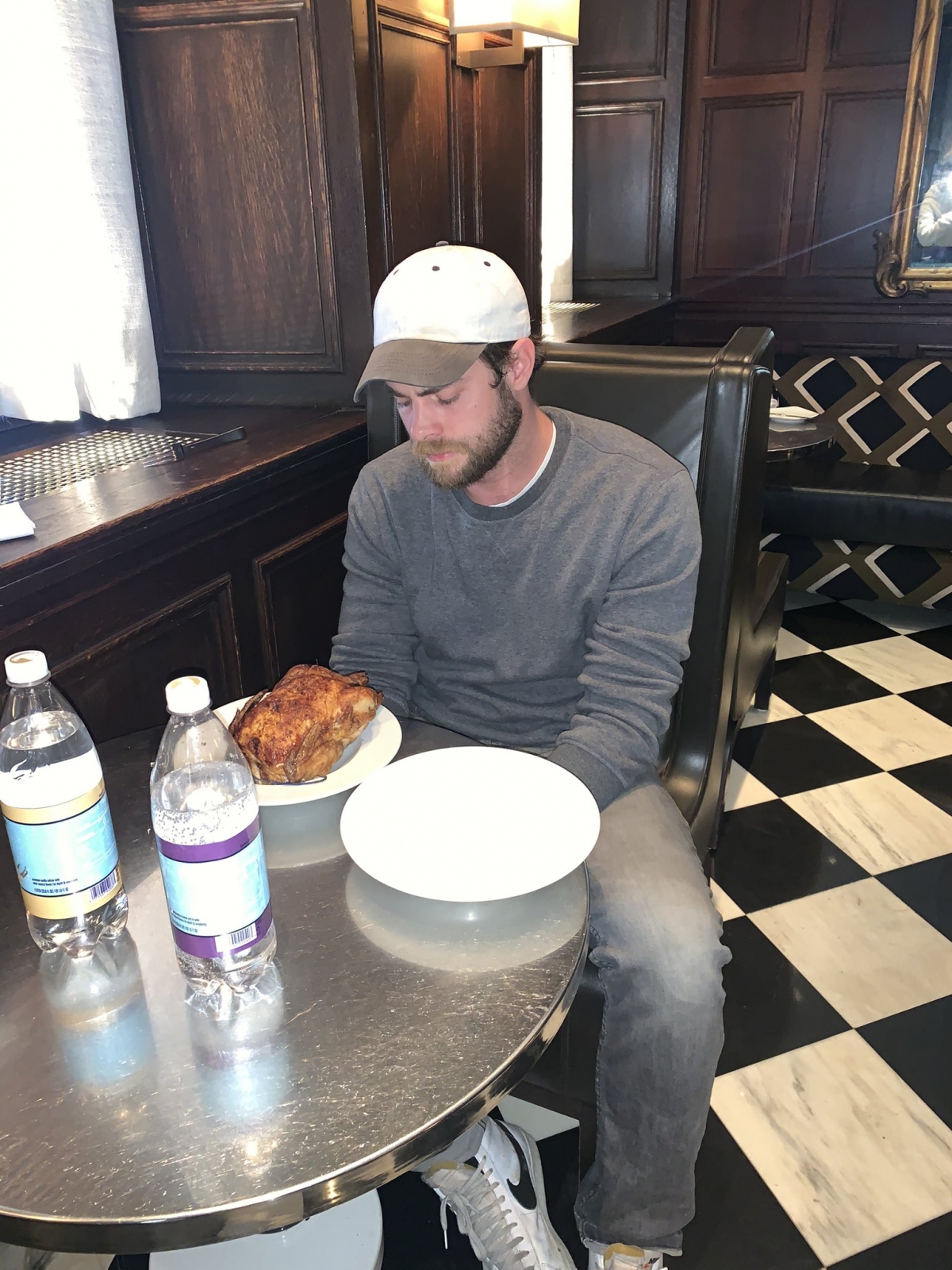 美國男子Alexander Tominsky挑戰連續40天吃雞