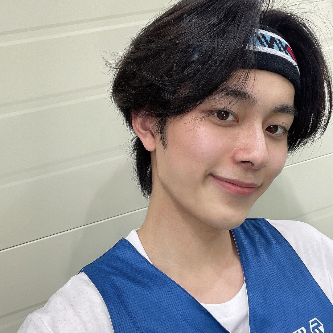 柳善皓能動能靜，在學生時期是校園中的風雲人物。