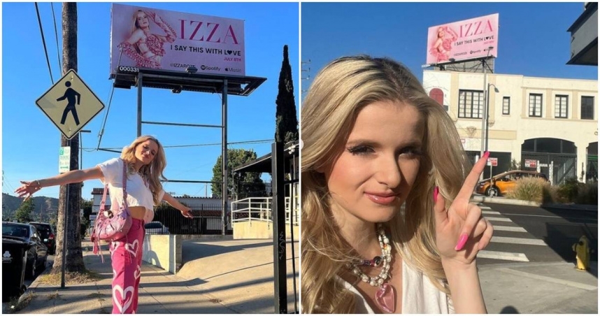 與廣告看板合照