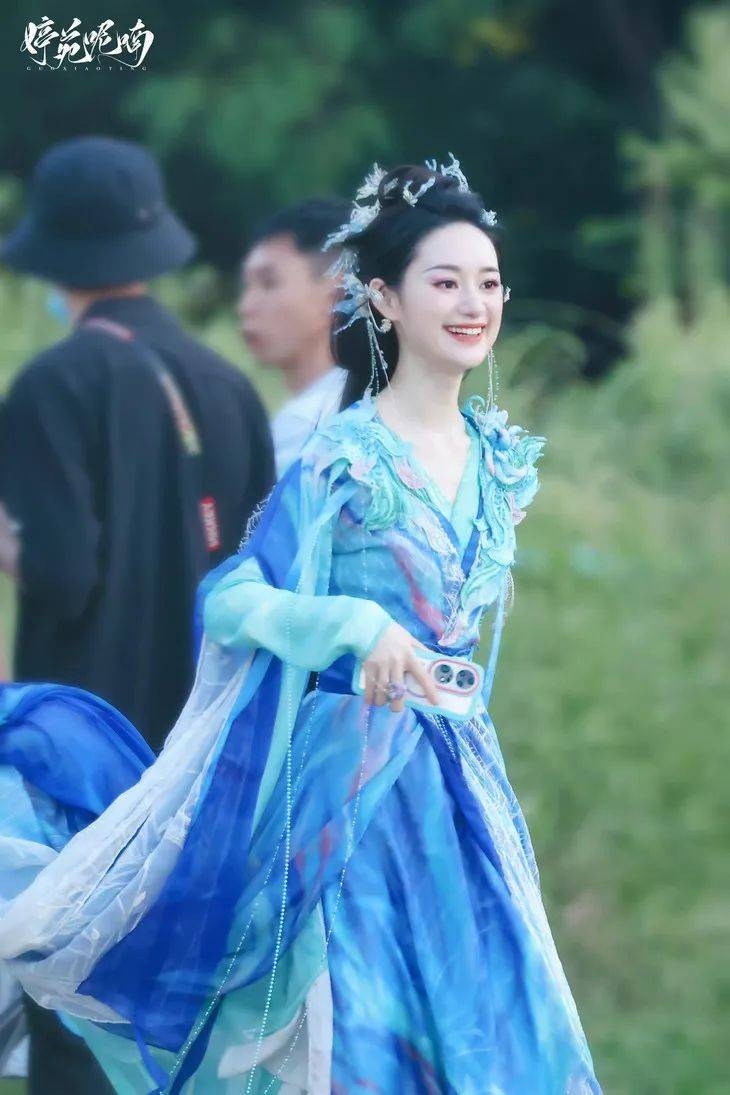 郭曉婷在劇中另一套水藍色長洋裝也很有仙氣。