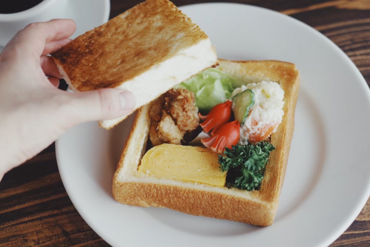 日本咖啡廳創意美食「厚片吐司挖空吃法」推特爆紅