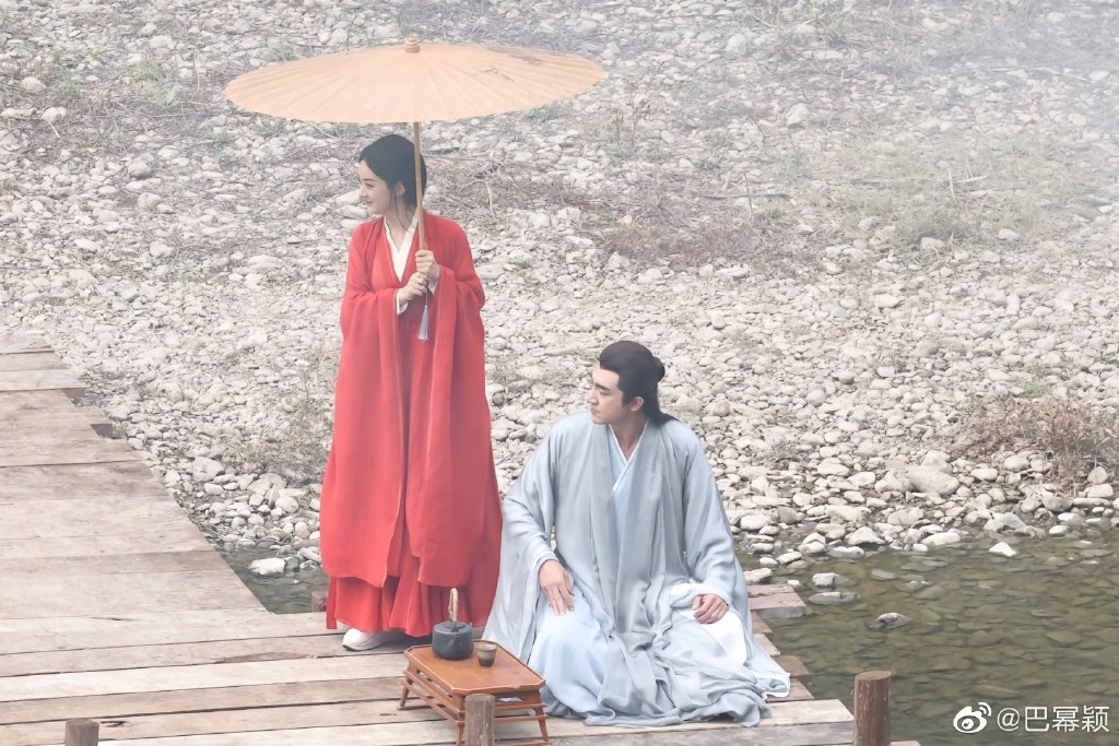 《與鳳行》趙麗穎、林更新在湖邊拍戲。