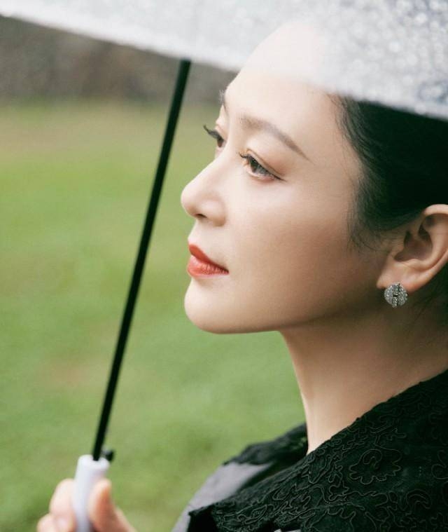 陳紅年過五十依舊保養得宜。