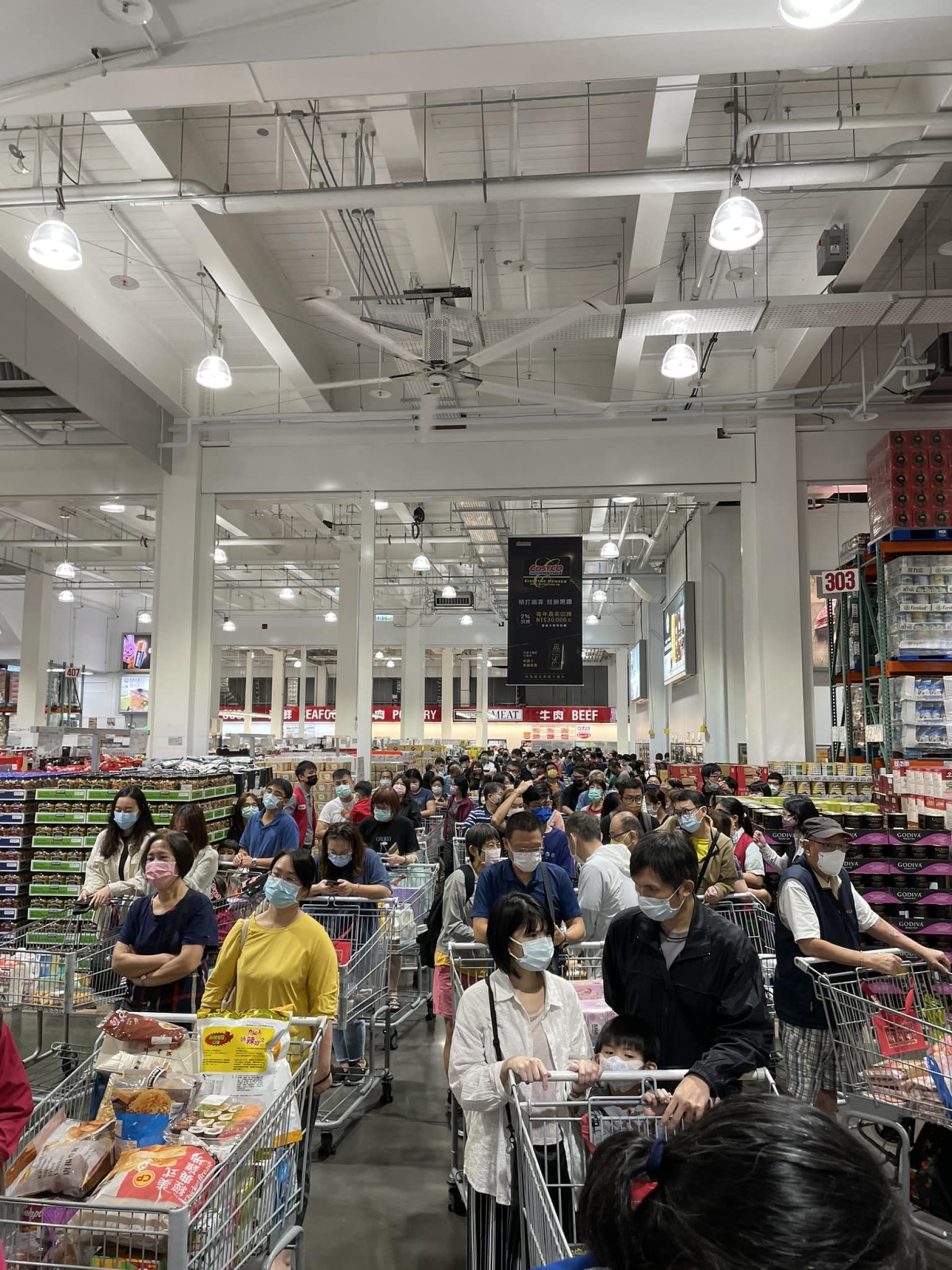 好市多假日人潮總是很多