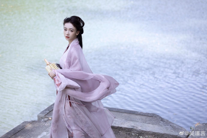 吳謹言最新造型彷彿飄零於江湖的美人。