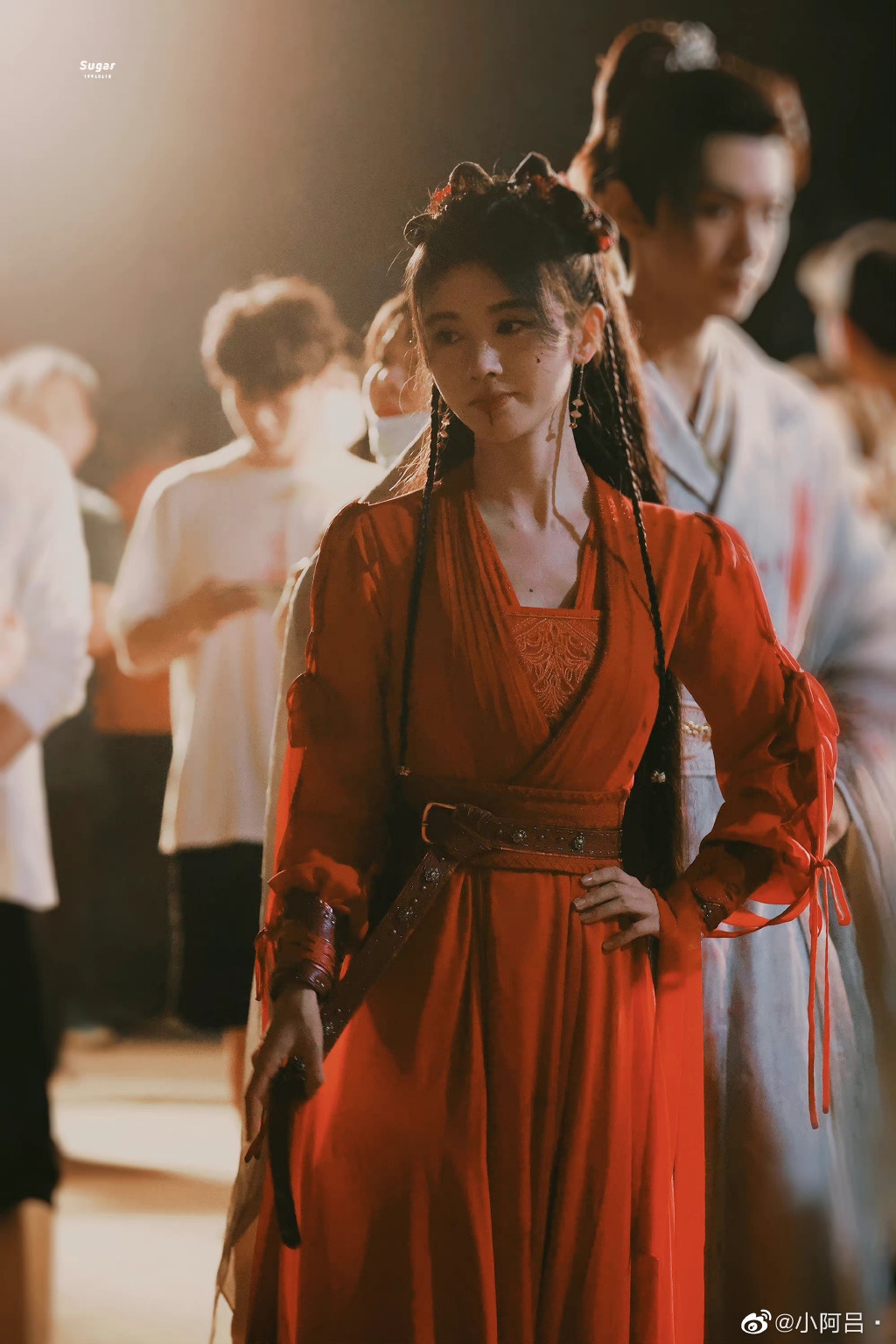 鞠婧禕在《仙劍奇俠傳4》片場以一襲火紅長裙瞬間抓住眾人目光。