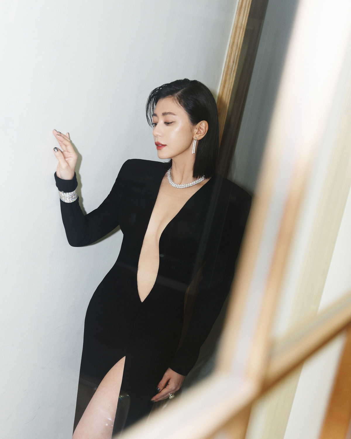 賈靜雯佩戴Tiffany Edge鉑金與18K金鑲鑽耳環。
