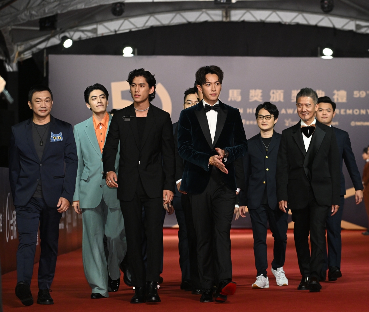 朱軒洋捨棄了西裝制式化的襯衫搭配，反而改以T恤呈現