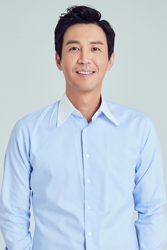 崔元英外型高大英挺,年屆中年依舊帥氣滿分。