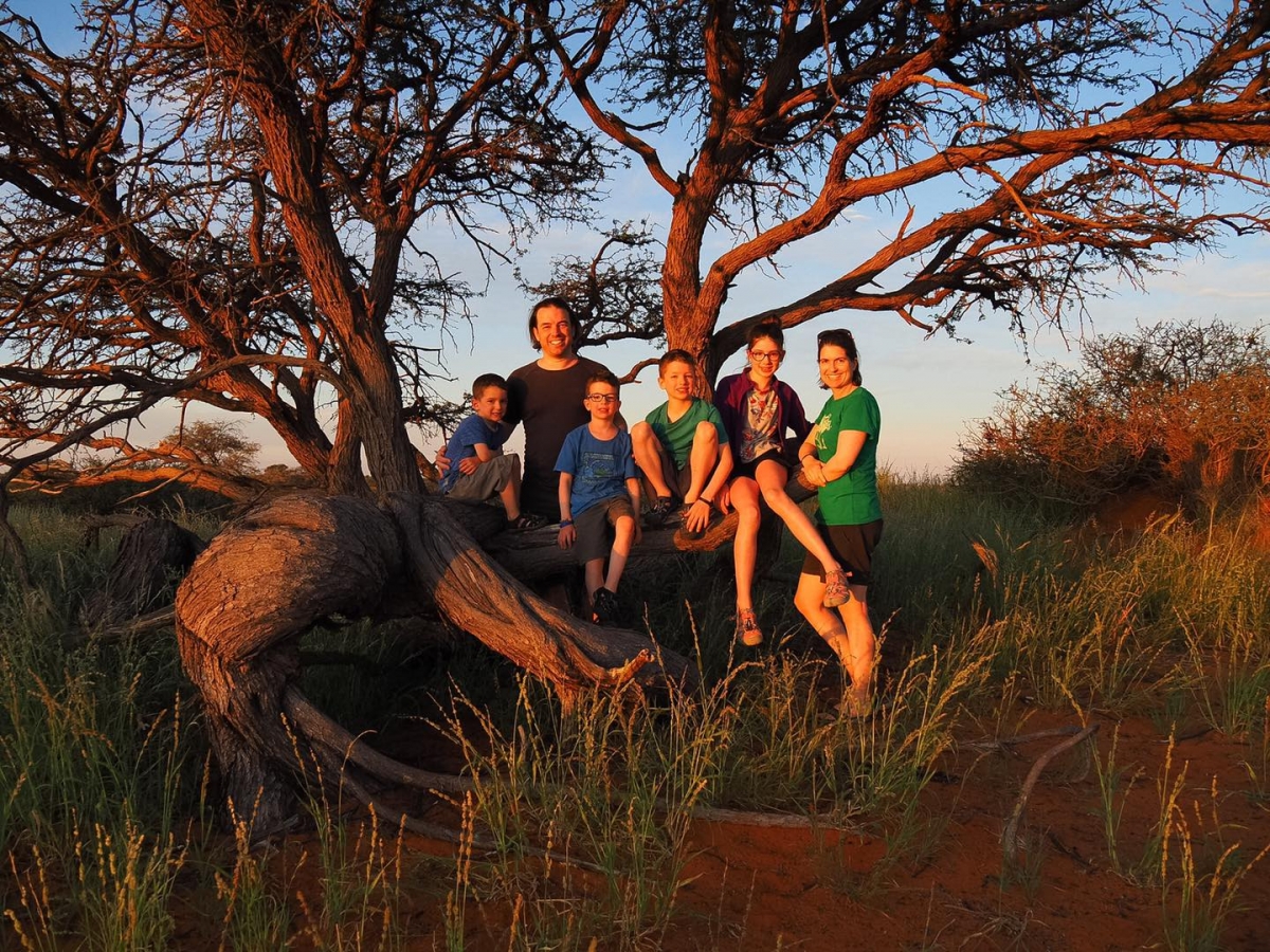 夫妻倆決定帶小孩環遊世界