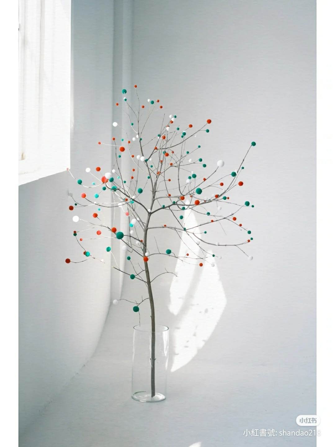 這款草間彌生聖誕樹擺在家中就是詩意