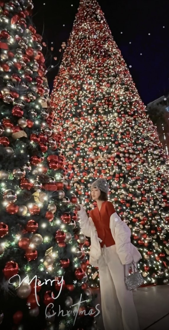 聖誕樹合照技巧5:調整畫面構圖比例拍出完美全身照