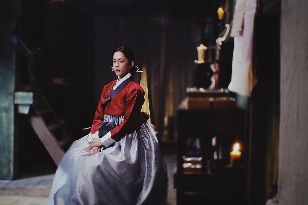 《王后傘下》啟晟大君換上女性傳統韓服，遵循自己內心的聲音。