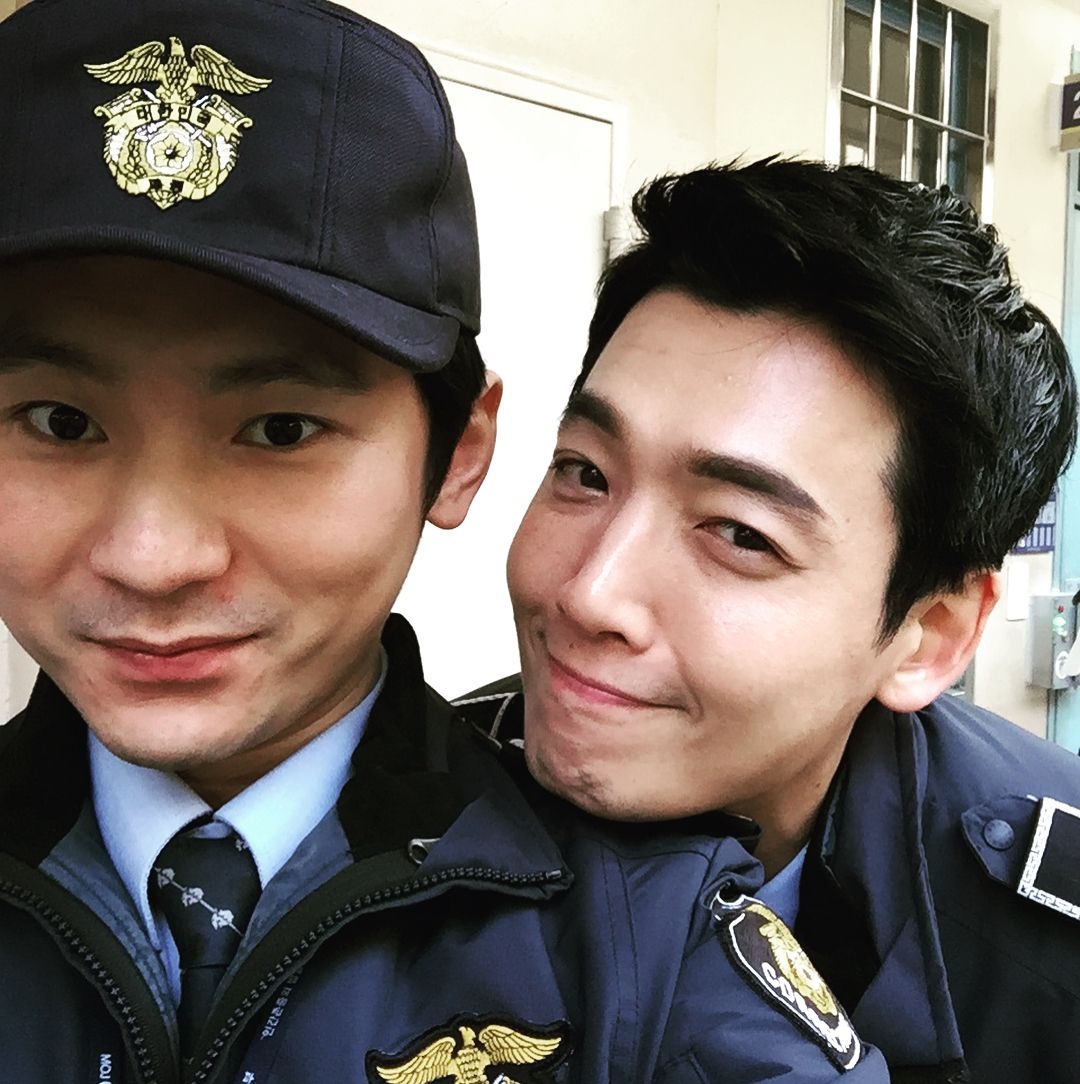 姜基棟和鄭敬淏在拍戲期間合影，兩人交情超好。