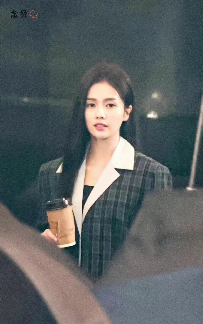 白鹿在劇中飾演「鄭書意」