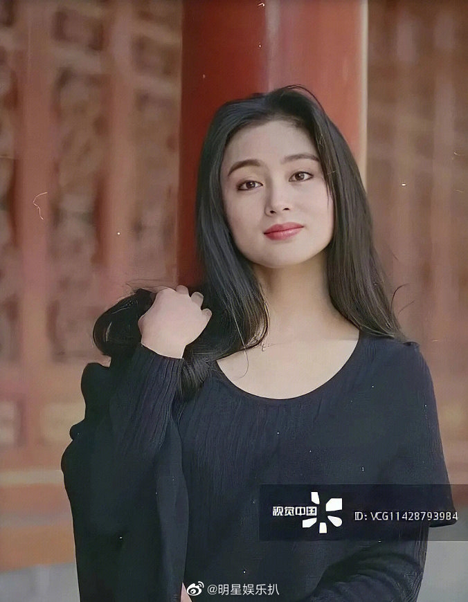 陳紅的盛世美顏在90年代轟動一時，當年與她的美貌並列的是演員蔣勤勤。