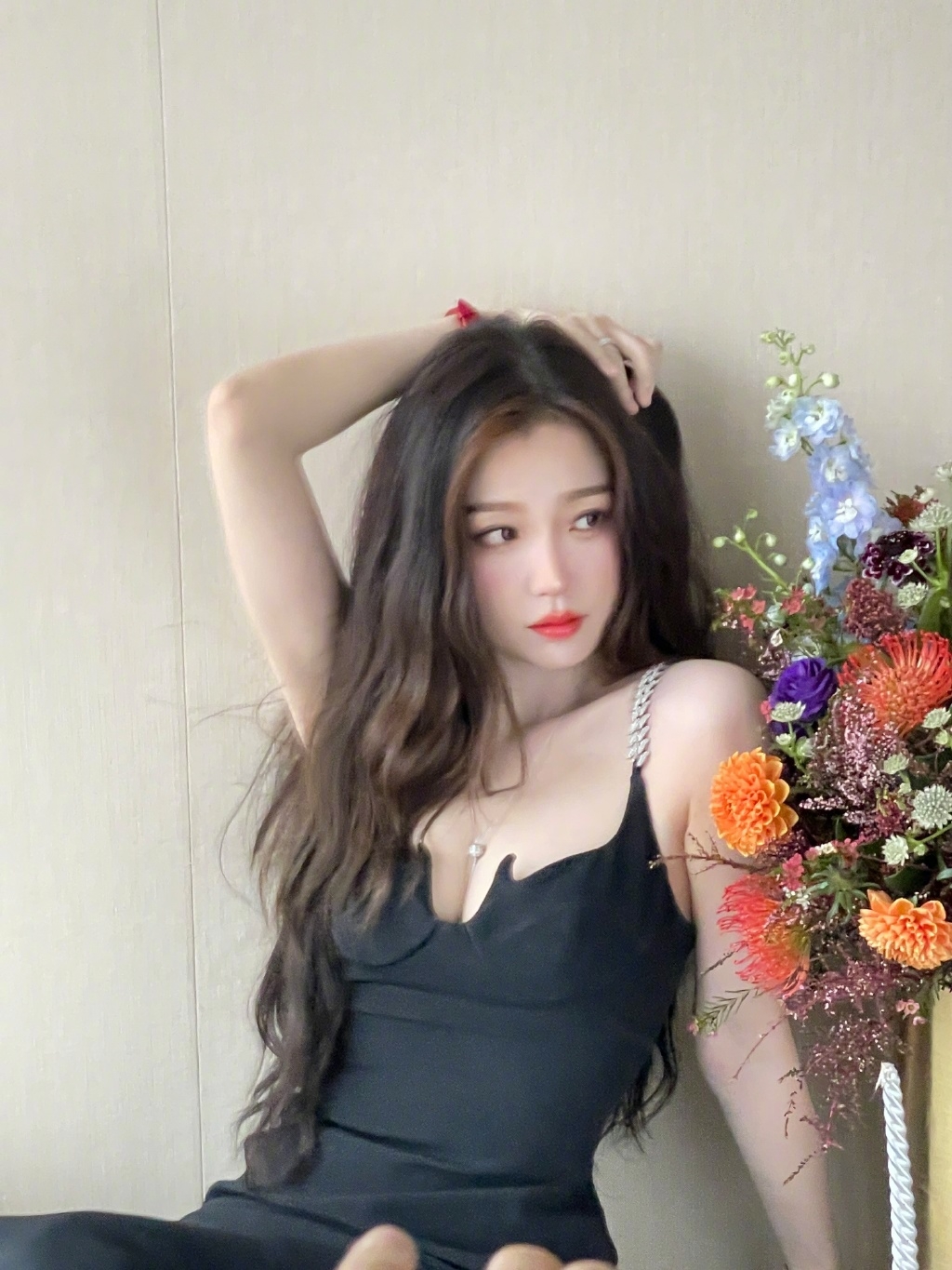 欣欣子黑色裙裝美翻全場