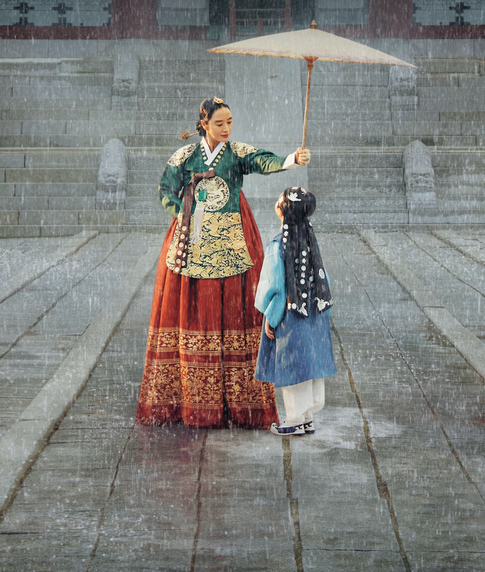 《王后傘下》以雨傘象徵著母親對孩子們的保護傘。