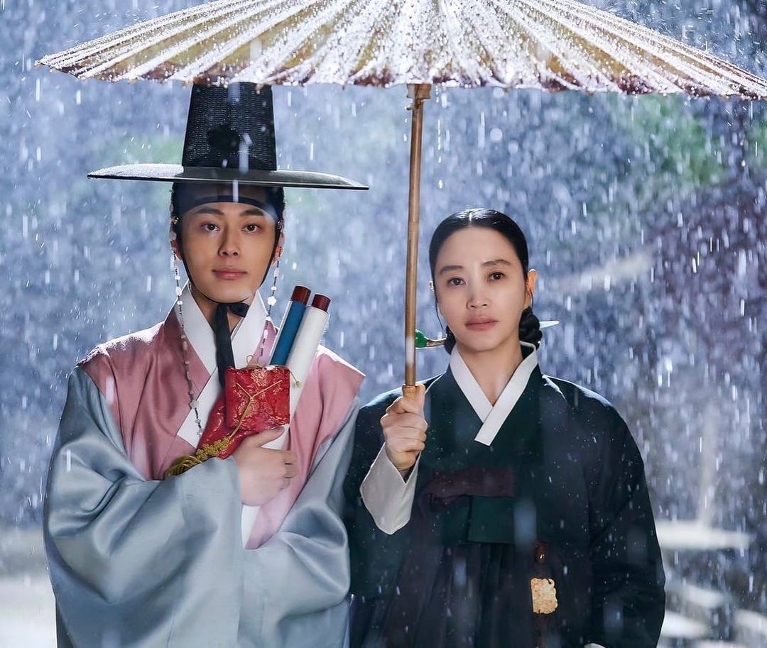 《王后傘下》中殿娘娘發現愛子啓晟大君深藏多年的秘密。