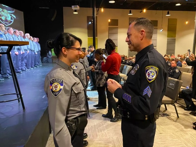 警察幫22年救下的女嬰別警徽