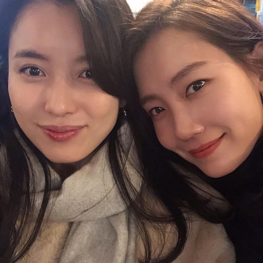 申鉉彬和韓孝周笑顏美麗動人，兩人是相識多年的好閨蜜。