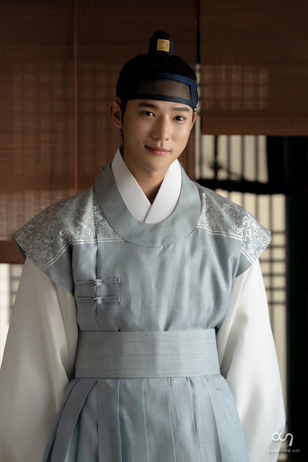 《王后傘下》「成X大君」這個帥氣角色吸粉無數。