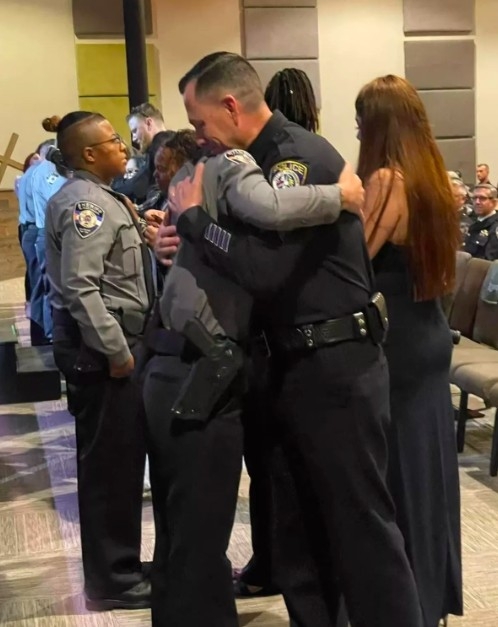 娜塔莉與瓦爾迪維亞相擁