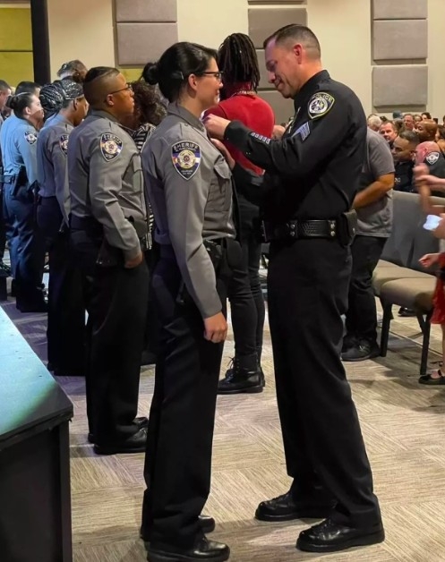 娜塔莉邀請瓦爾迪維亞別警徽